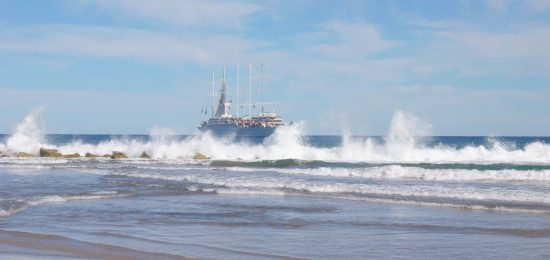 Plan d'un navire de croisière avec 5 mats prise depuis la plage