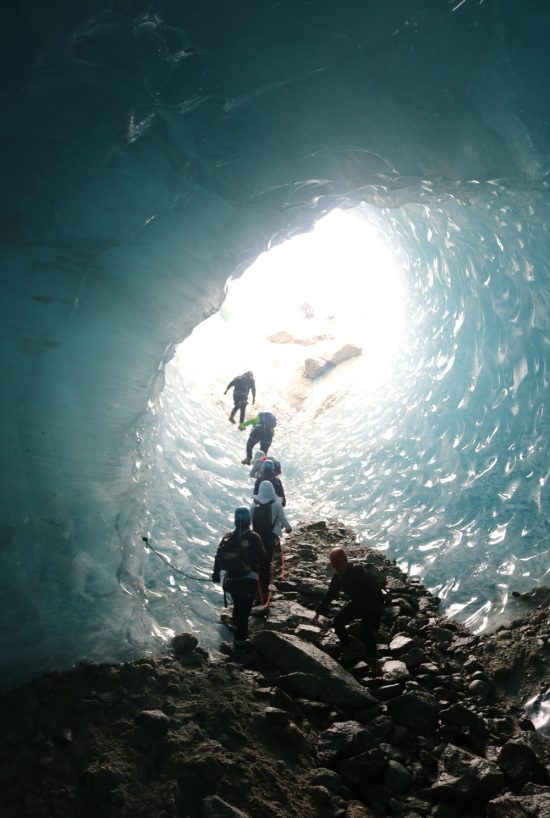 Séminaire à Chamonix Snow Group. Des personnes passent à l'intérieur d'un tunnel de glace.