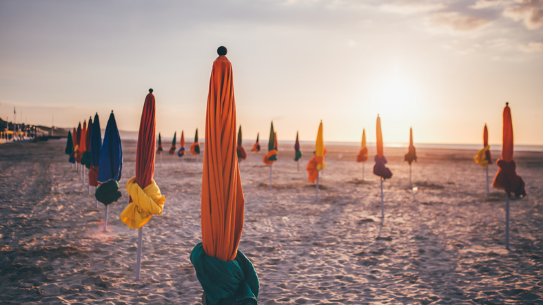 Séminaire Deauville vue sur des parasols de la plage