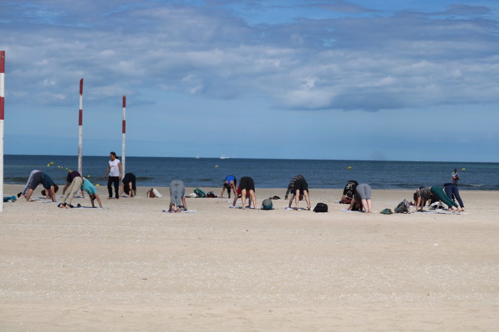 Séminaire à Deauville, client : l'armée. Personnes faisant du yoga sur la plage de Deauville.
