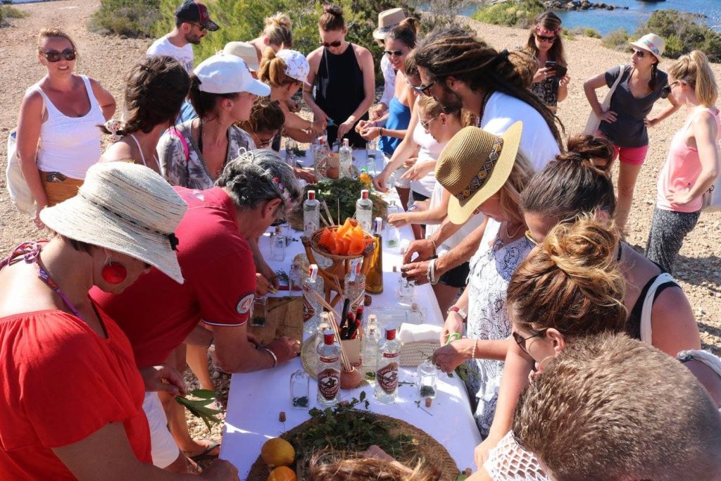 Photo de voyage incentive à Ibiza. Plusieurs personnes se regroupent autour d'un buffet au bord de la mer.