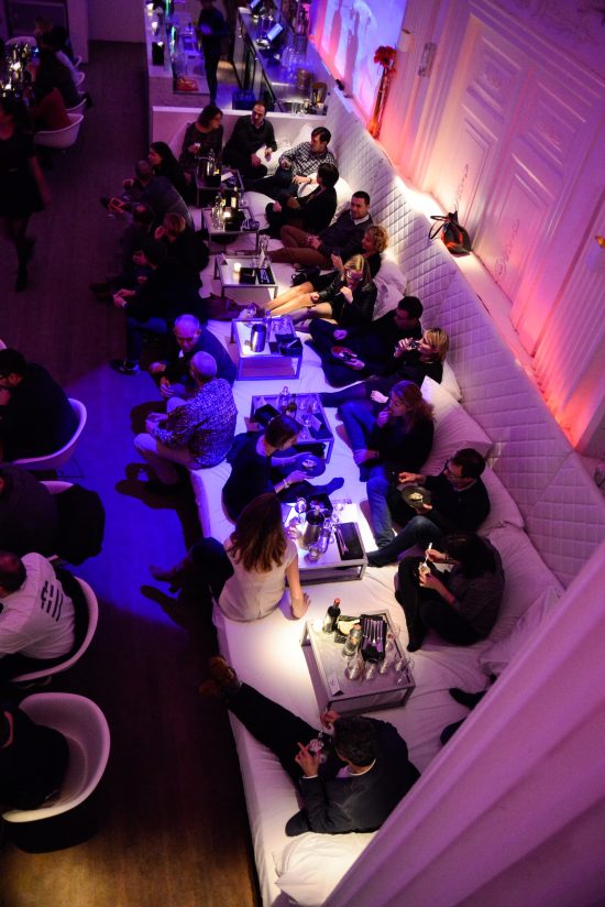 Grand groupe de personnes mangeant sur une banquette très large en intérieur lors d'un séminaire à Amsterdam