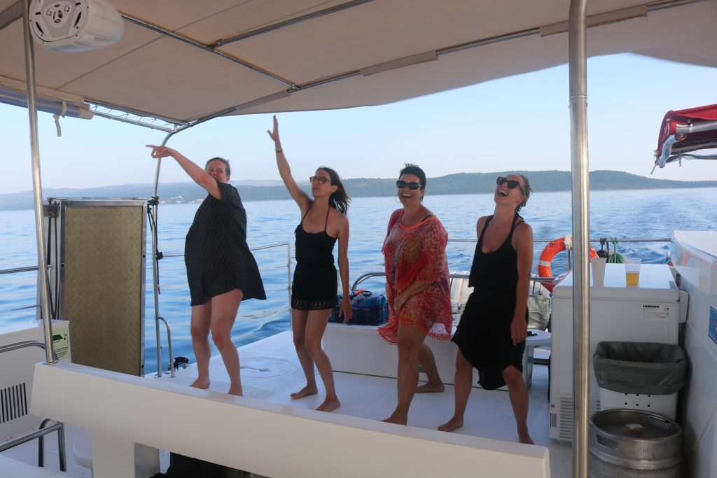 Voyage Incentive en Croatie. Photo de plusieurs membres du groupe Snow group sur un bateau en mer.