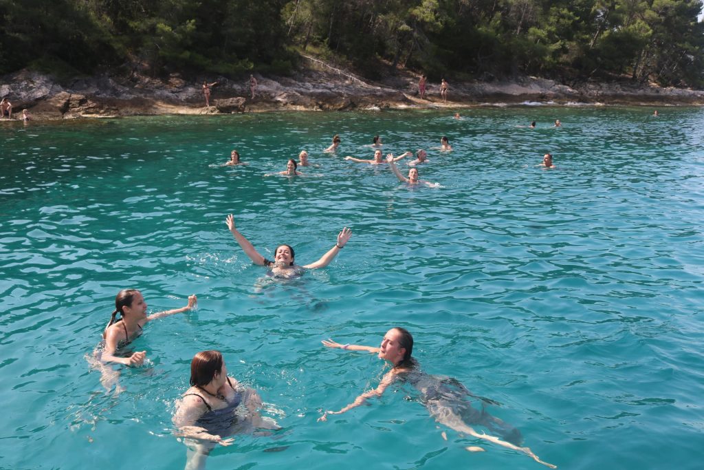 Voyage Incentive en Croatie. Membres du groupe Snow group nageant dans une rivière.