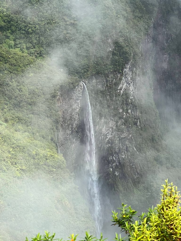 Voyage incentive à la Réunion. Vue nuageuse sur la cascade du trou de fer à Vista.