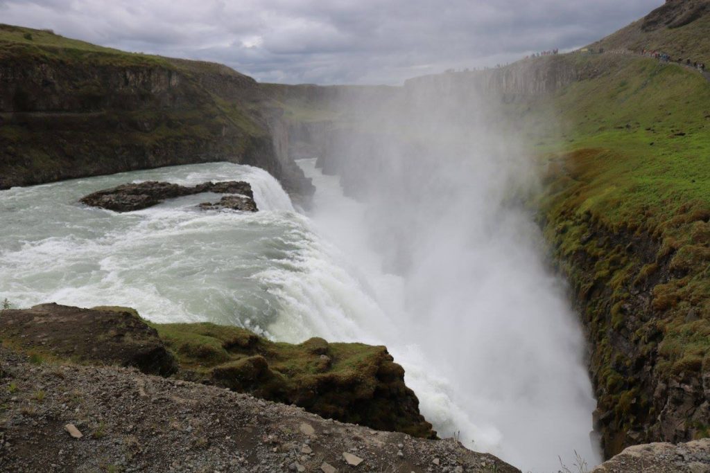 Chute d'eau dans un paysage verdoyant lors d'un séminaire en Islande avec Snow Group